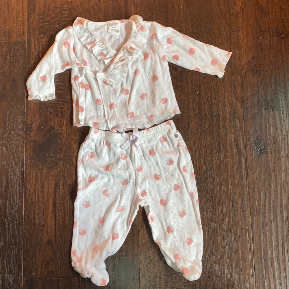 LIKE NEW Blueberry Organics strawberry Pointelle 2 pc wrap shirt & footie pants